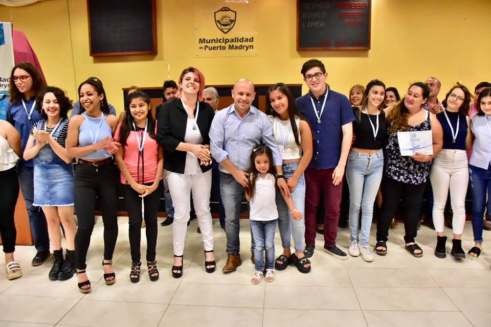 SASTRE EN EL CIERRE DEL INSTITUTO MUNICIPAL DE INGLÉS