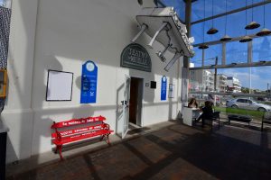 PUERTO MADRYN TIENE SU BANCO ROJO CONTRA LA VIOLENCIA DE GÉNERO 