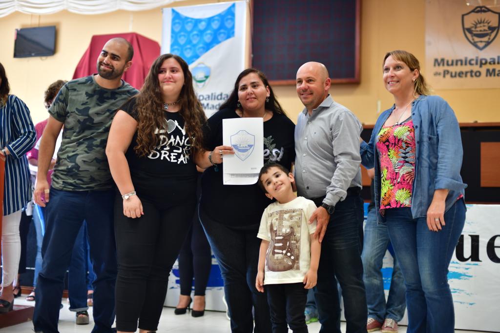 SASTRE ENCABEZÓ MULTITUDINARIO ACTO DE ENTREGA DE TÍTULOS
