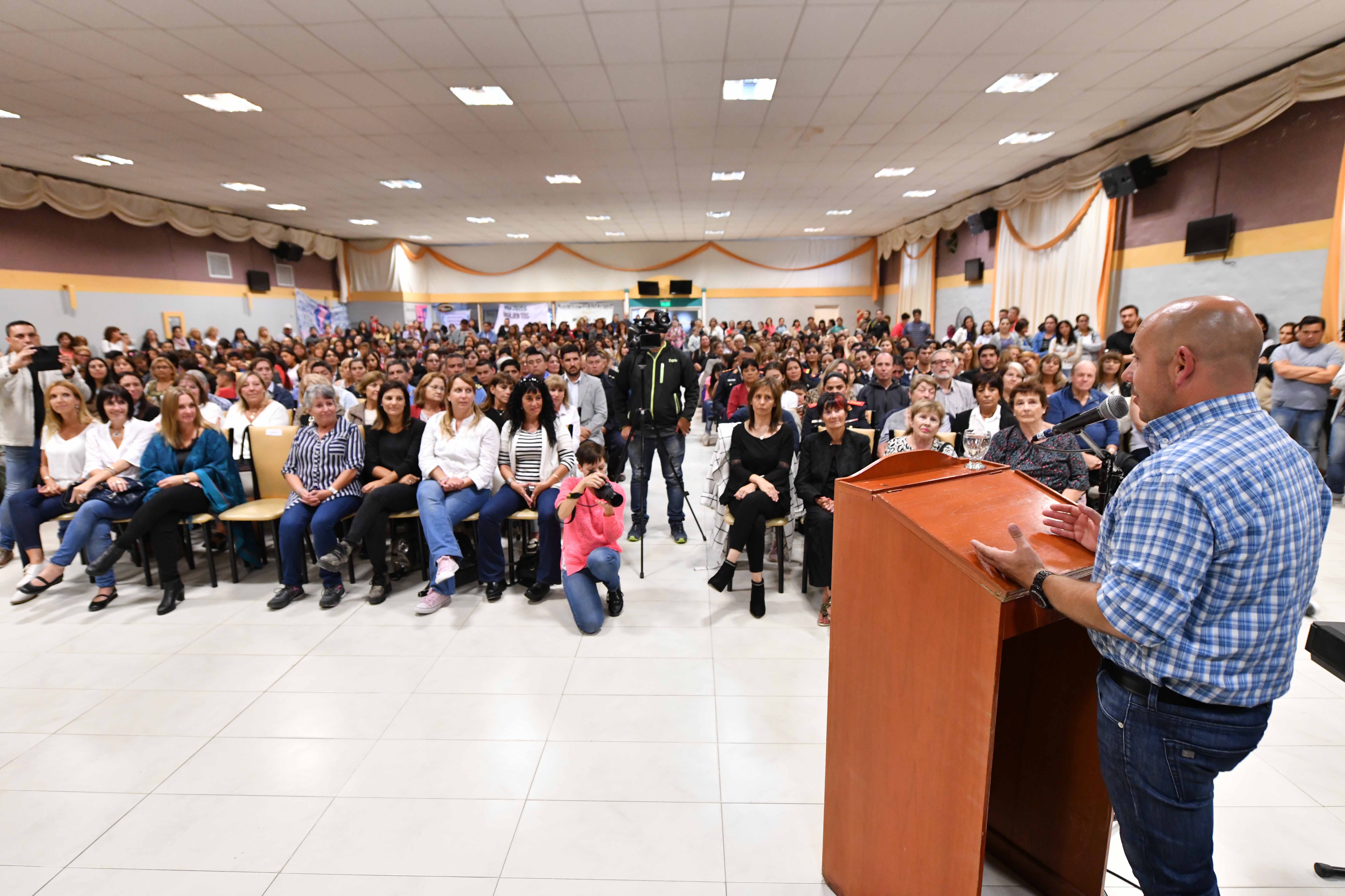 SASTRE ENCABEZÓ MULTITUDINARIO AGASAJO A LAS MUJERES DE MADRYN