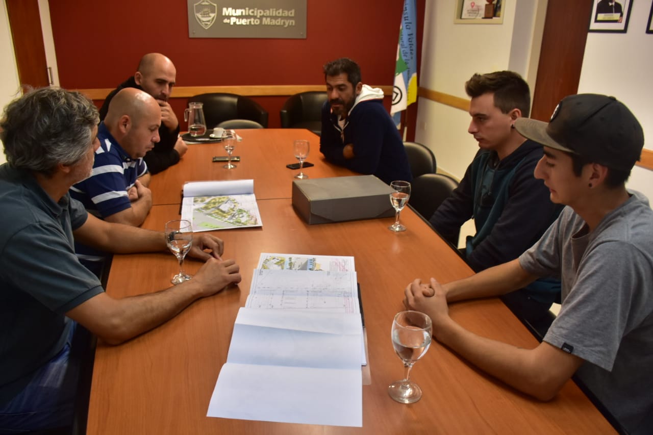 SASTRE RECIBIÓ A JÓVENES PARA AVANZAR EN EL DETALLE TÉCNICO DEL SKATE PARK