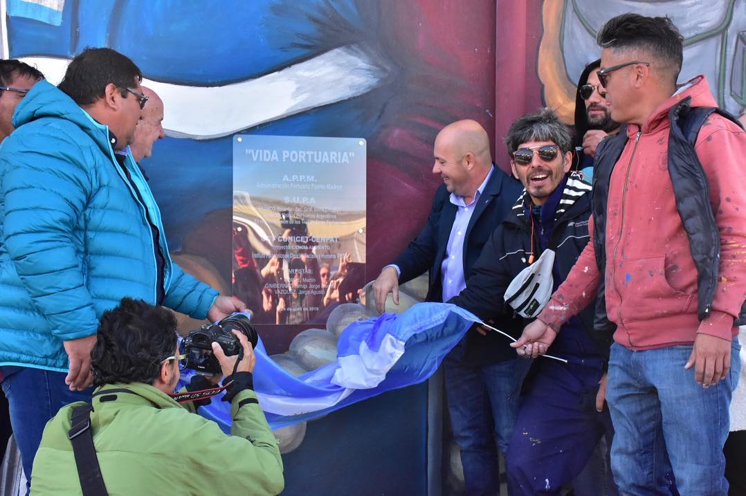 SASTRE EN LA INAUGURACIÓN DEL MURAL “VIDA PORTUARIA”