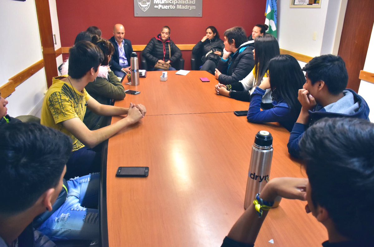 SASTRE CON ALUMNOS DE LA ESCUELA 775