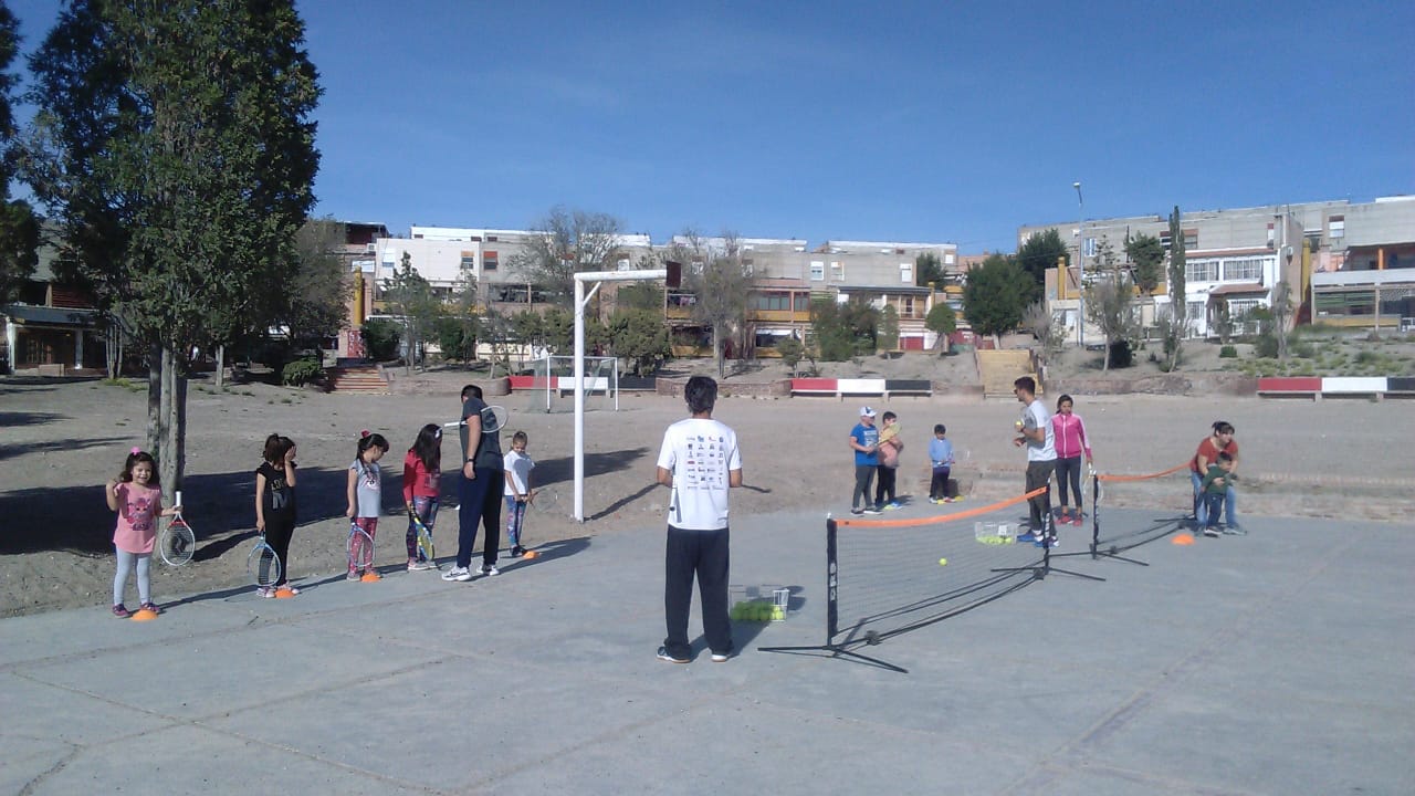 EL MUNICIPIO LLEVA EL TENIS A LOS BARRIOS