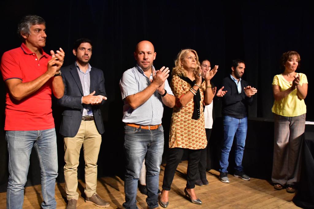 SASTRE ENTREGÓ TÍTULOS Y DOCUMENTOS A VECINOS E INSTITUCIONES