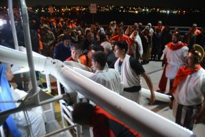 SASTRE ACOMPAÑÓ UNA NUEVA EDICIÓN DE UN MULTITUDINARIO VÍA CRUCIS SUBMARINO