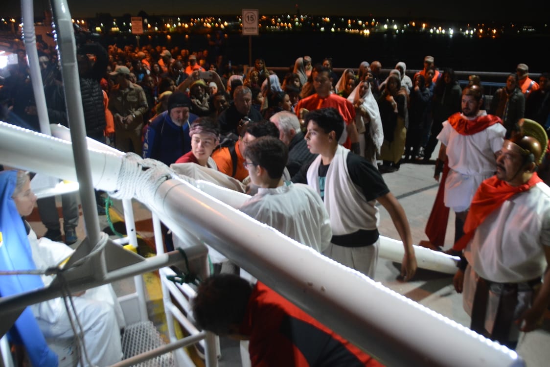 SASTRE ACOMPAÑÓ UNA NUEVA EDICIÓN DE UN MULTITUDINARIO VÍA CRUCIS SUBMARINO