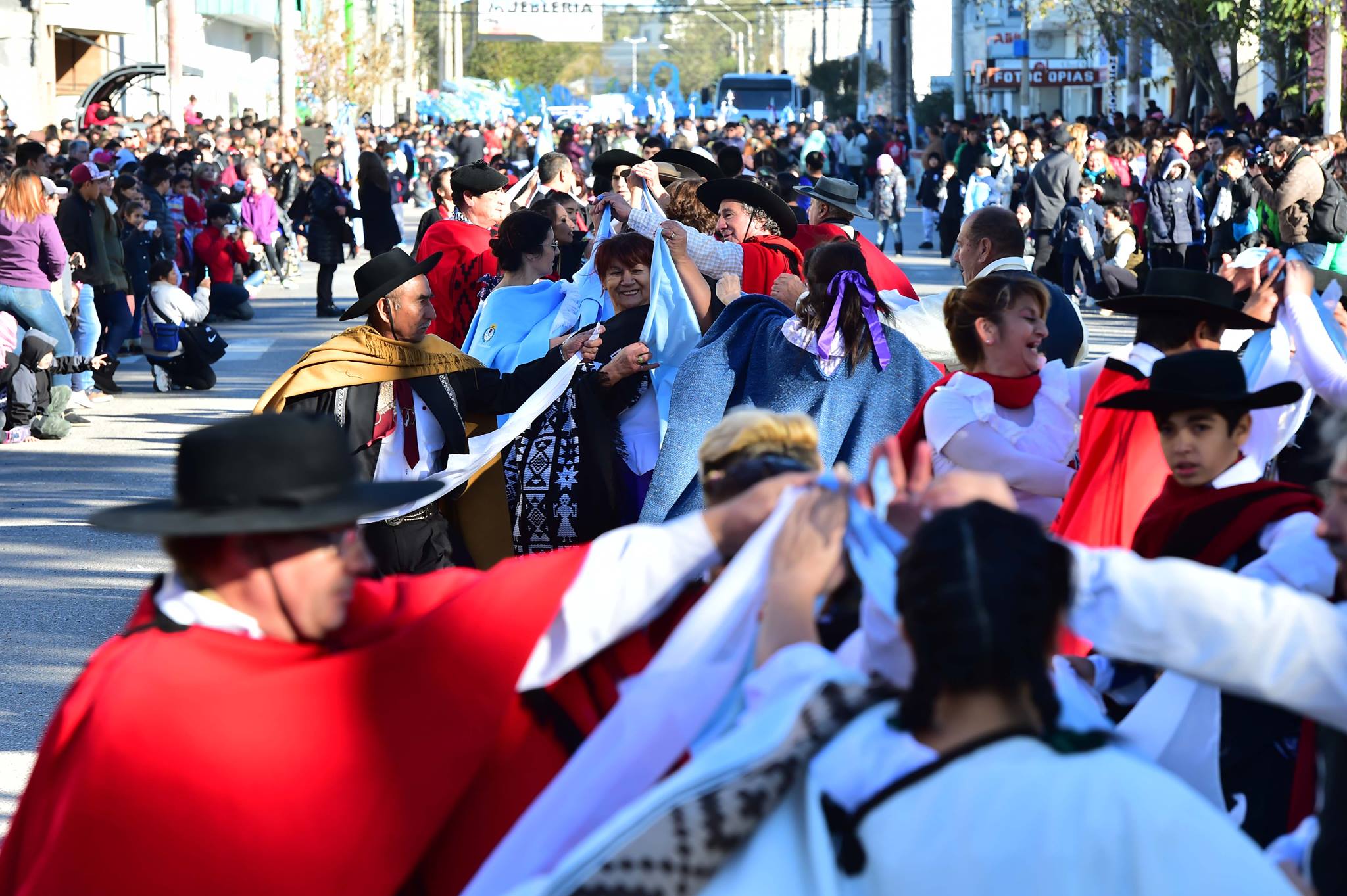 ¡INSCRIPCIONES ABIERTAS PARA DESFILE DEL 25 DE MAYO! 