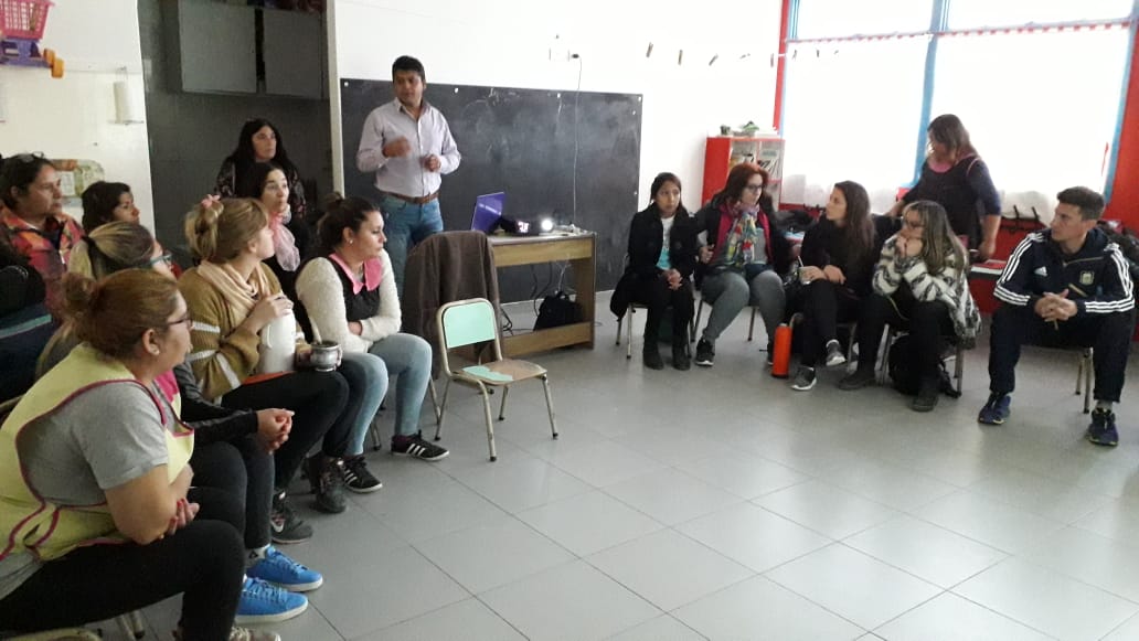 DOCENTES Y PERSONAL OPERATIVO SE CAPACITAN EN PLANES DE EVACUACIÓN