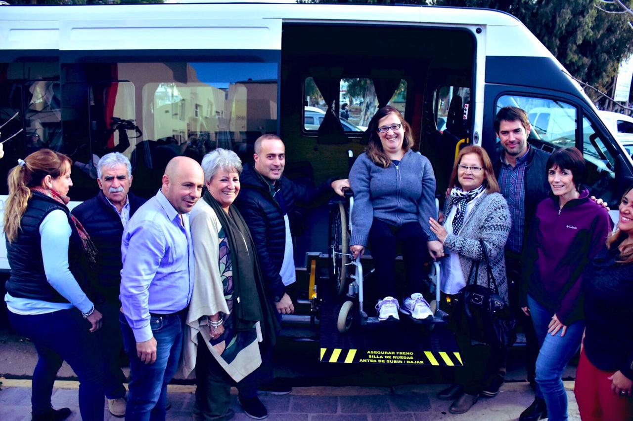 SASTRE PRESENTÓ EL NUEVO MINIBUS DEL ÁREA DE DISCAPACIDAD