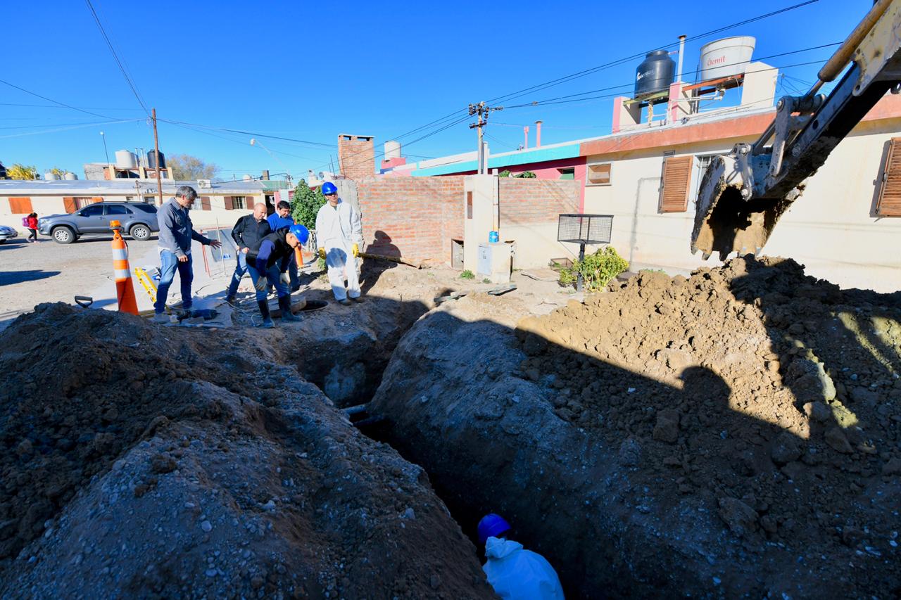 SASTRE RECORRIÓ LAS OBRAS DE CLOACAS EN BARRIO 160 VIVIENDAS