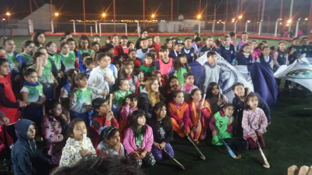 JULIA GÓMES FANTASIA VISITÓ A LOS EQUIPOS DEL HOCKEY AMATEUR DEL GOLFO 