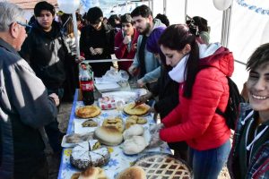 DOMINGO DE FERIA DE PLATOS PARA CELEBRAR EL CUMPLEAÑOS DE MADRYN