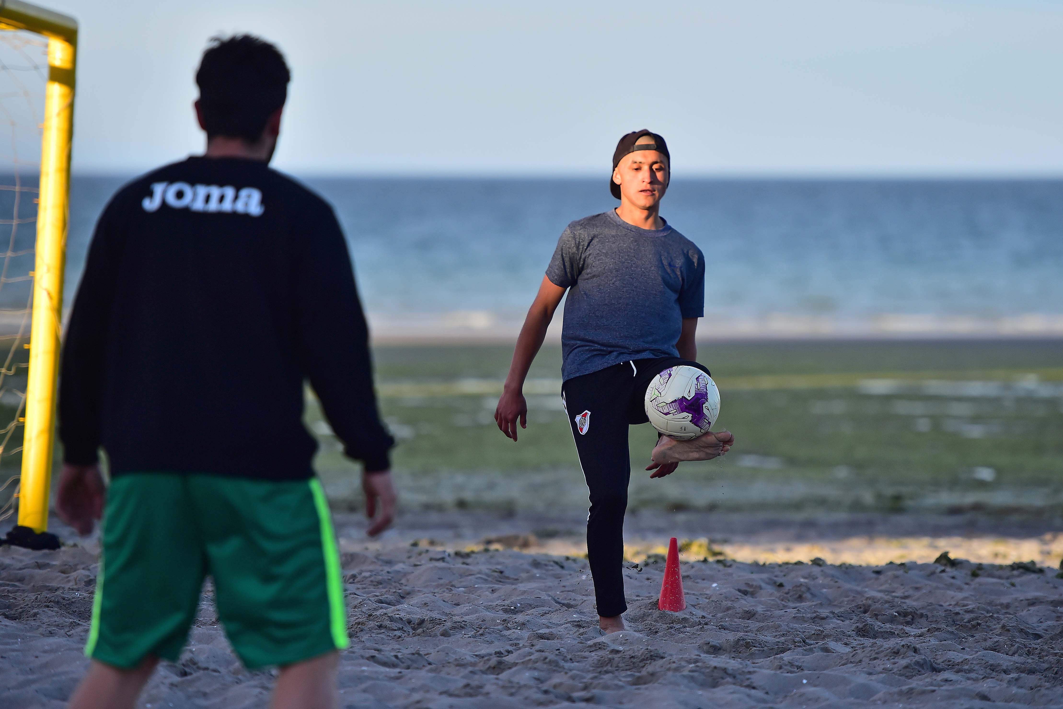 HISTÓRICO: LA SELECCIÓN ARGENTINA DE FÚTBOL PLAYA CITÓ A UN CHICO DEL EQUIPO MUNICIPAL DE MADRYN