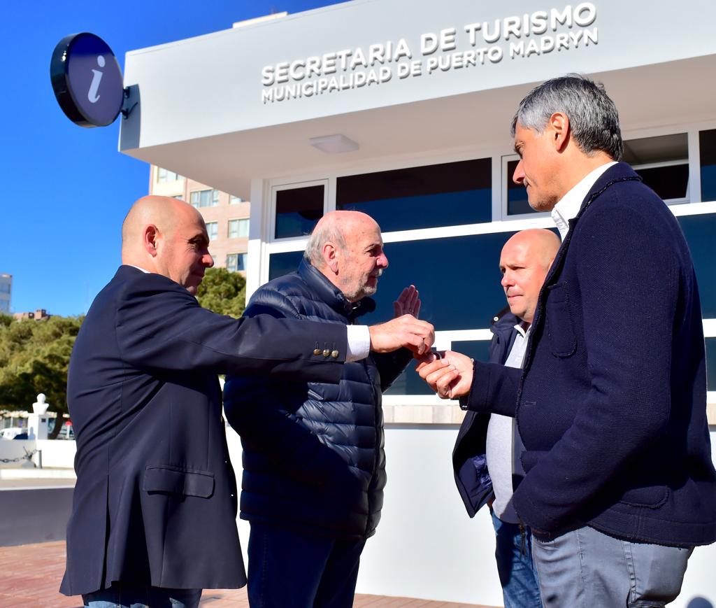 SASTRE RECIBIÓ LAS LLAVES DE LAS NUEVAS OFICINAS DE SERVICIOS Y ATENCIÓN AL TURISTA