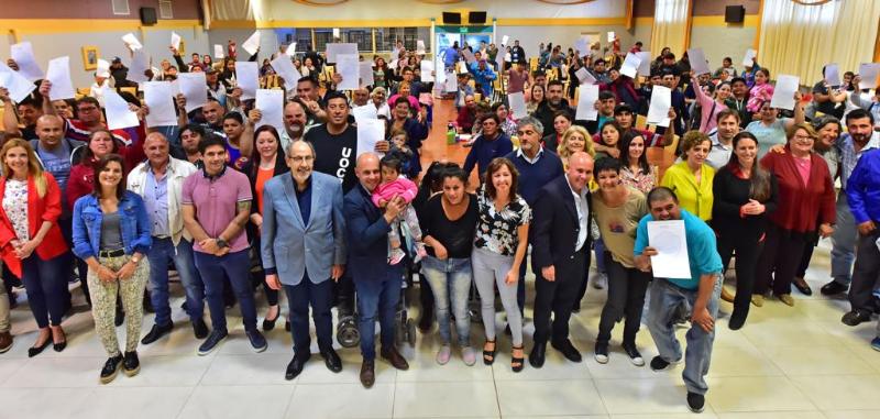 SASTRE ENCABEZÓ MULTITUDINARIO ACTO DE ENTREGA DE TÍTULOS