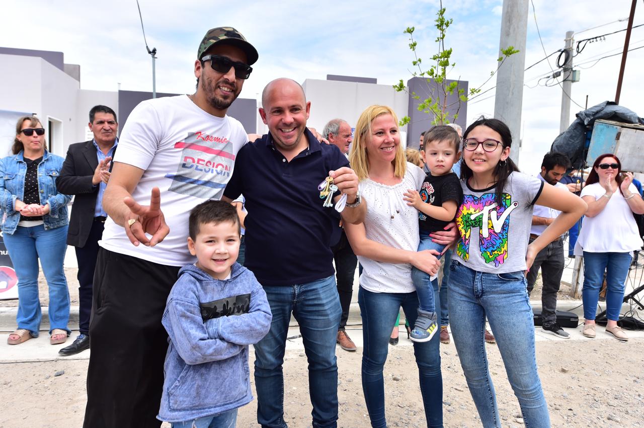 SASTRE ENCABEZÓ ENTREGA DE VIVIENDAS A LOS AFILIADOS DE LA UOM