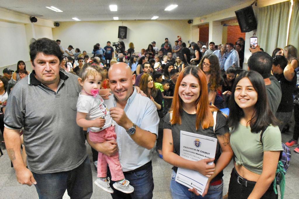 GUSTAVO SASTRE ENCABEZÓ ENTREGA DE VIVIENDAS EN LA CIUDAD