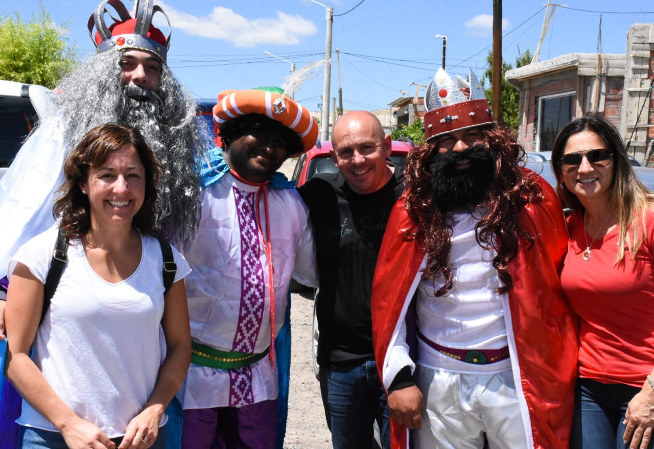 SASTRE RECORRIÓ LOS BARRIOS JUNTO A LOS REYES MAGOS