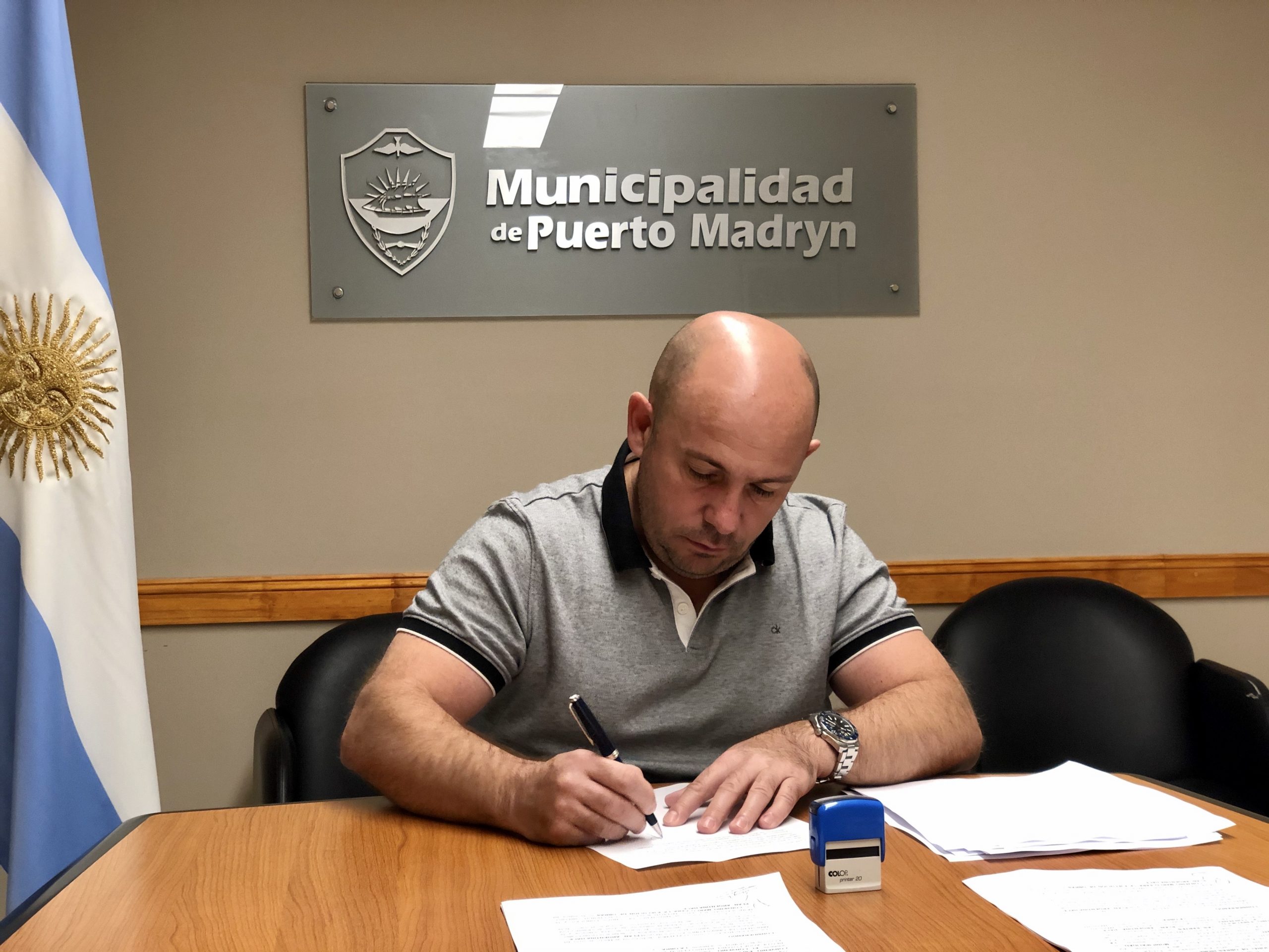 SASTRE FIRMÓ CONVENIO PARA LA EJECUCIÓN DE LA OBRA DE RED DE AGUA POTABLE EN EL BARRIO PERÓN