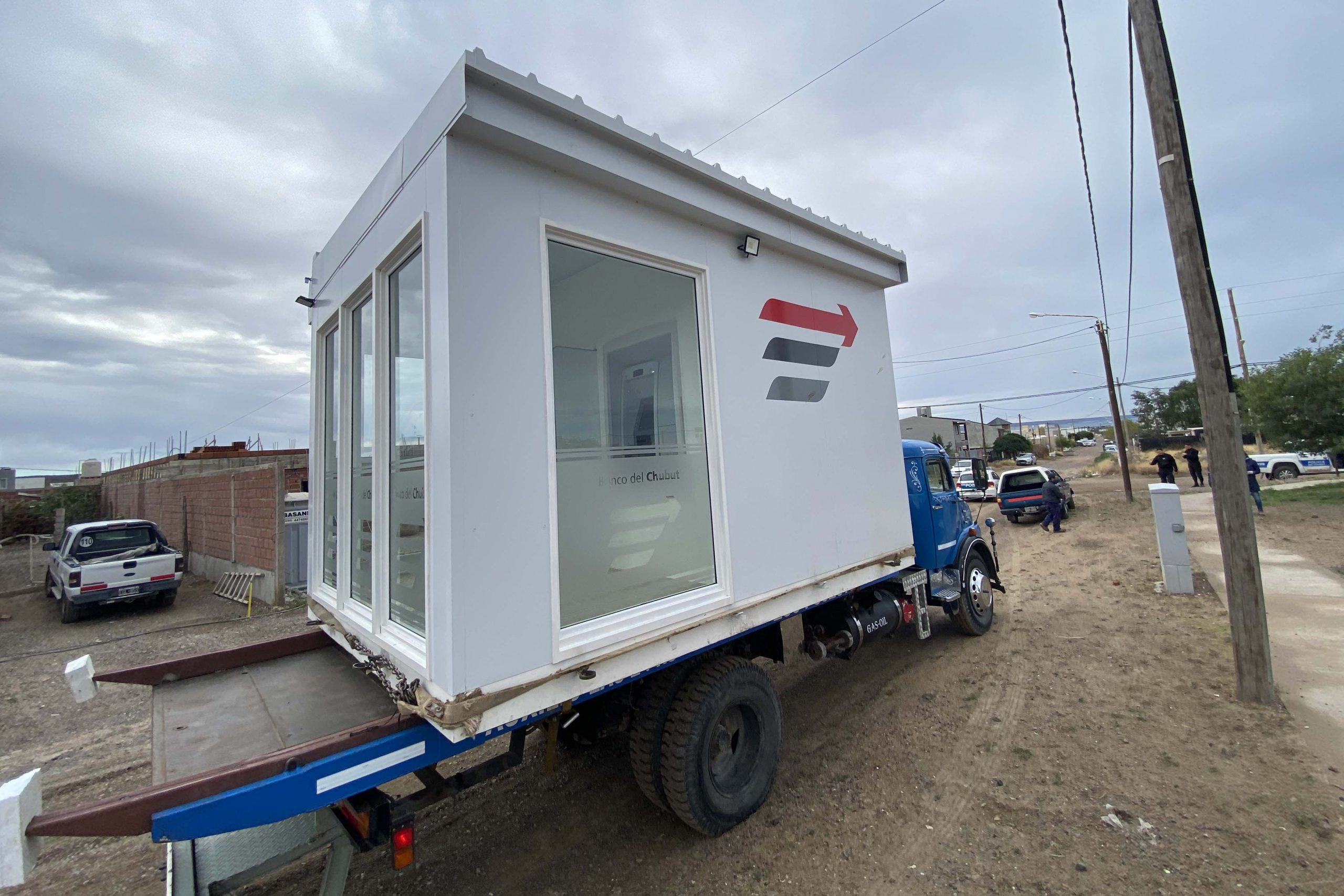 SASTRE SUPERVISÓ LOS TRABAJOS DE INSTALACIÓN DE CAJERO AUTOMÁTICO EN EL BARRIO SOLANA DE LA PATAGONIA