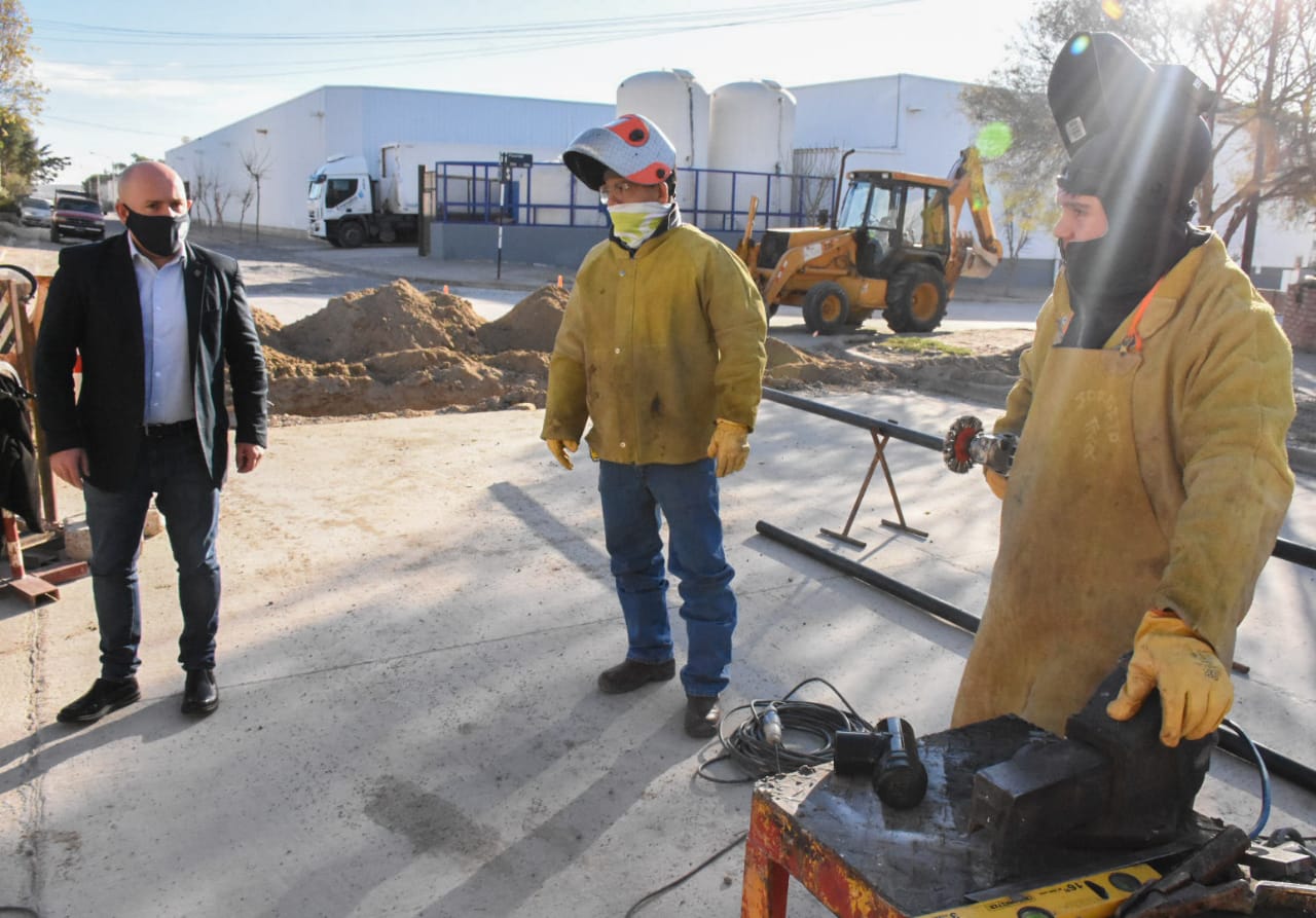 “AVANZA A BUEN RITMO LA OBRA DE ADECUACIÓN DE LA RED DE GAS NATURAL EN EL BARRIO PROVINCIAS UNIDAS”