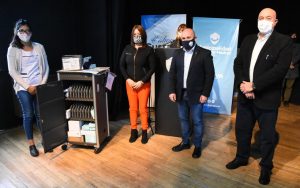 SASTRE ENCABEZÓ ENTREGA DE COMPUTADORAS Y KITS DE ROBÓTICA A ESCUELAS DE MADRYN