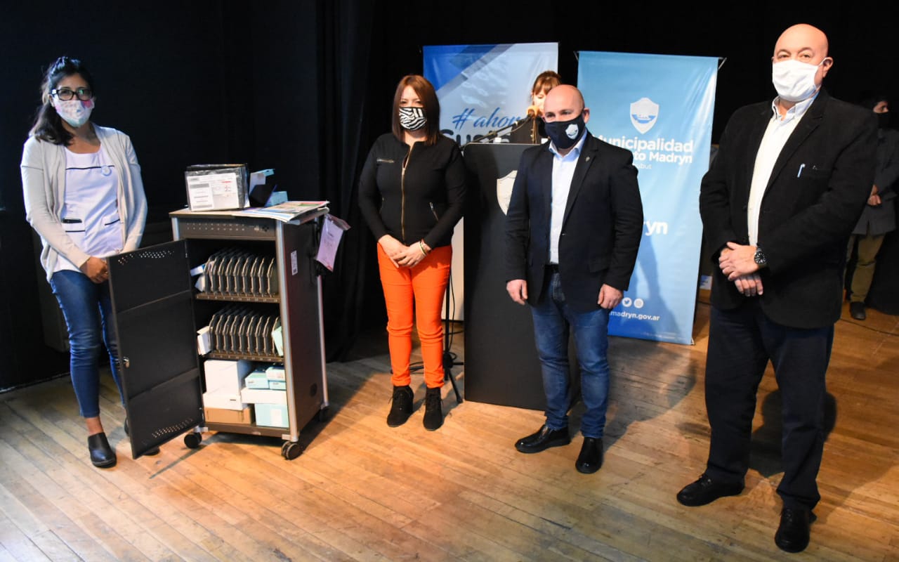 SASTRE ENCABEZÓ ENTREGA DE COMPUTADORAS Y KITS DE ROBÓTICA A ESCUELAS DE MADRYN