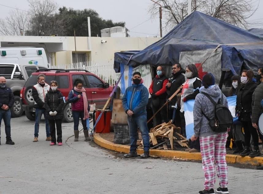 SASTRE CELEBRÓ EL DÍA DE LA INDEPENDENCIA JUNTO A LOS TRABAJADORES DEL HOSPITAL ÍSOLA