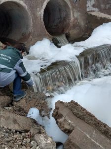 INTIMAN A SERVICOOP TRAS CONSTATAR ESPUMA EN EL PLUVIAL DE PREFECTURA