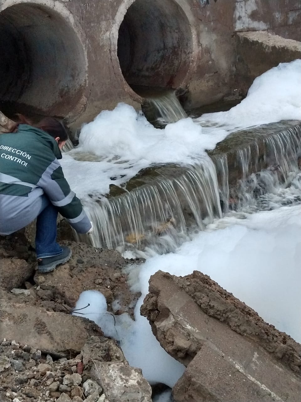 INTIMAN A SERVICOOP TRAS CONSTATAR ESPUMA EN EL PLUVIAL DE PREFECTURA