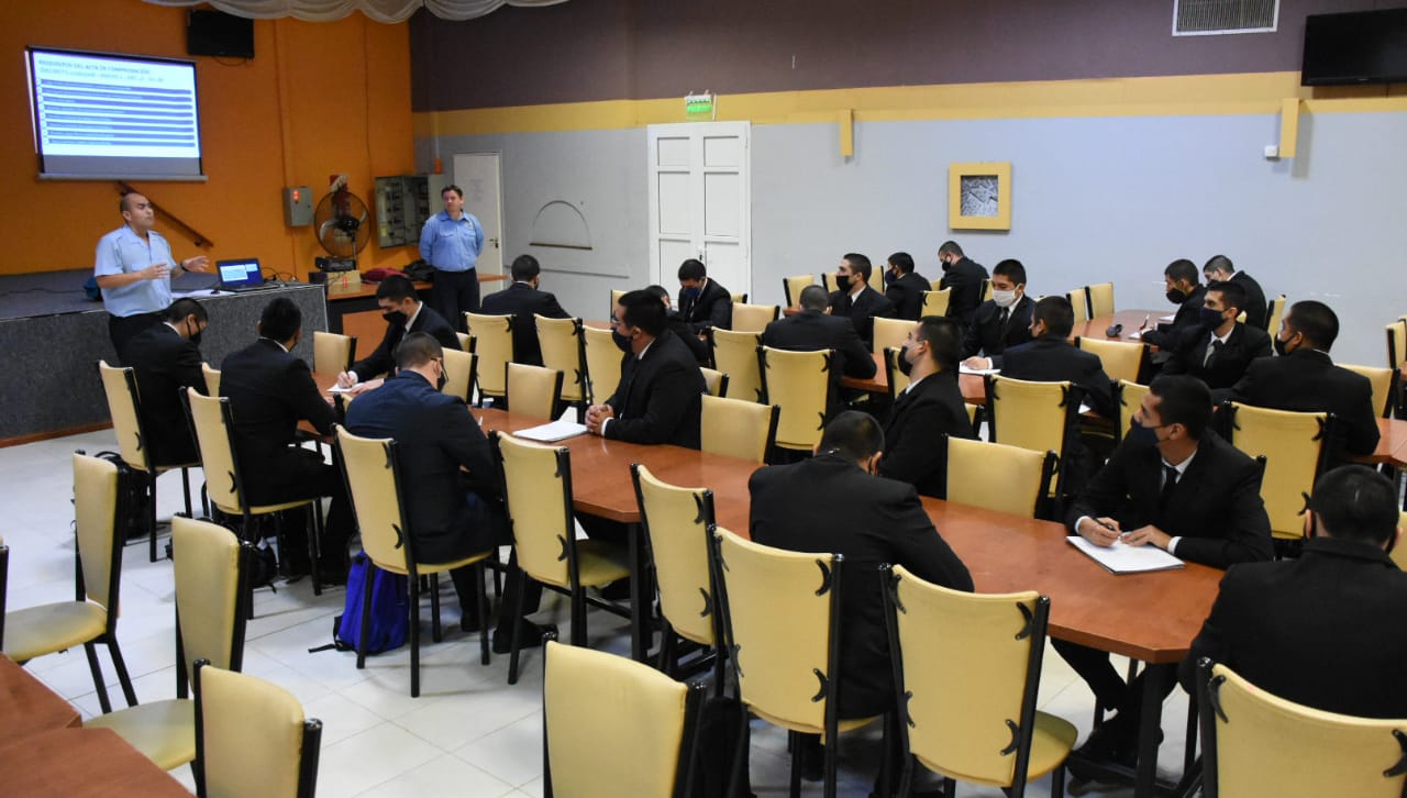 CURSO DE MANEJO DEFENSIVO PARA FUTUROS AGENTES DE POLICÍA