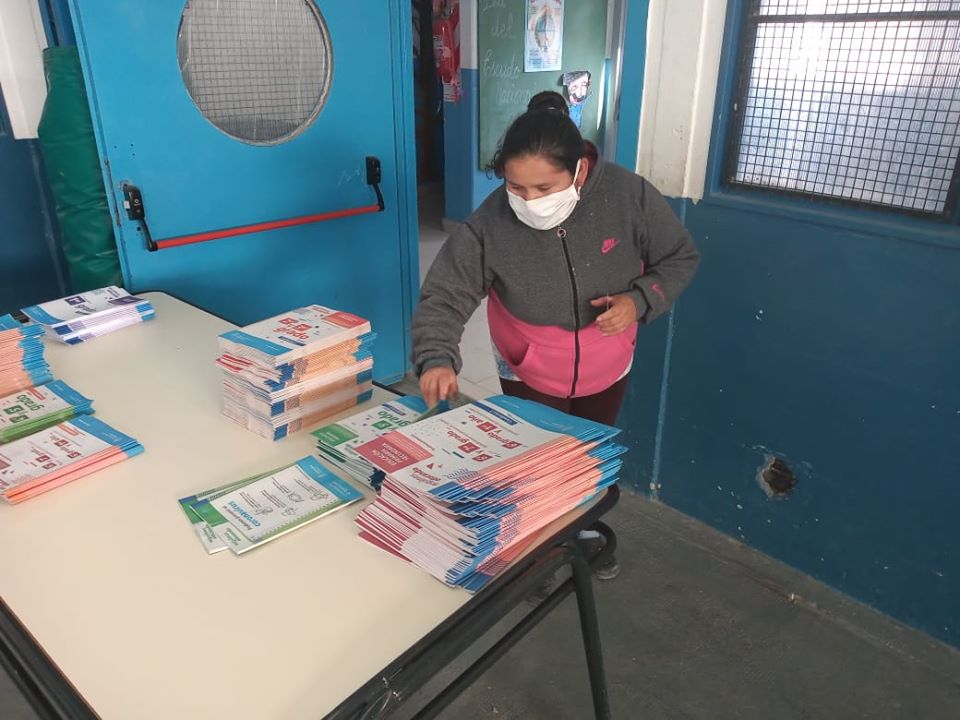 CONTINÚA LA ENTREGA DE CUADERNILLOS DE DISTINTOS NIVELES EDUCATIVOS EN PUERTO MADRYN