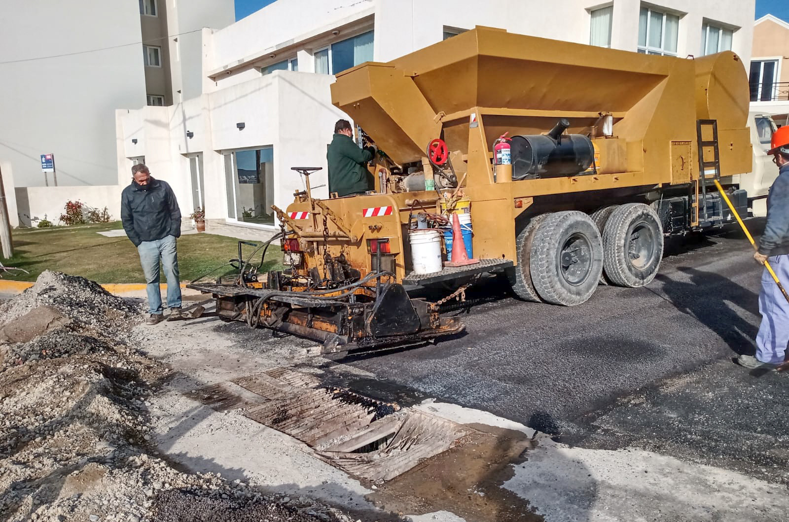 MADRYN: AVANZAN LAS OBRAS DE PAVIMENTACIÓN DE LAS CALLES YAMANAS Y PARANÁ
