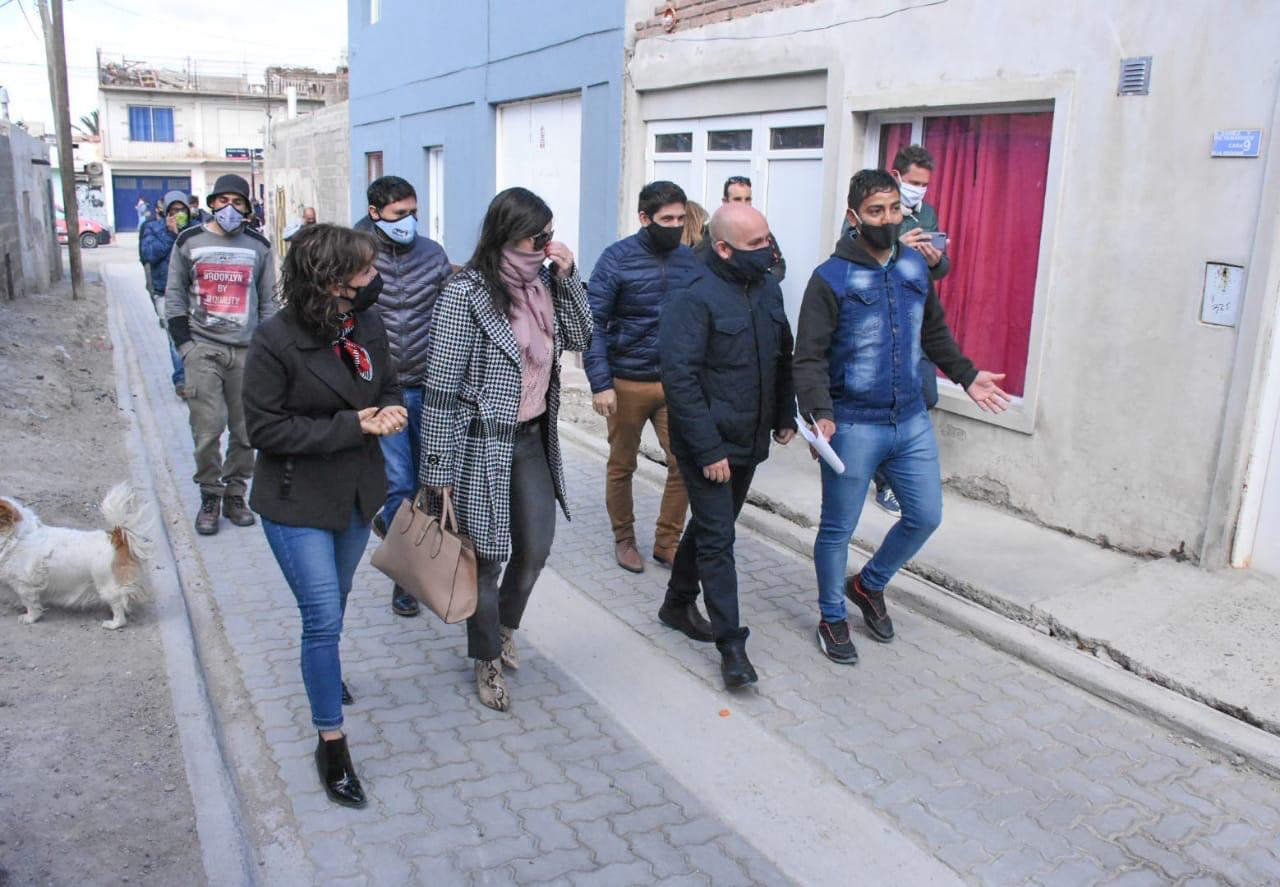 SASTRE INAUGURÓ EL PAVIMENTO EN EL PASAJE TAMARISCO