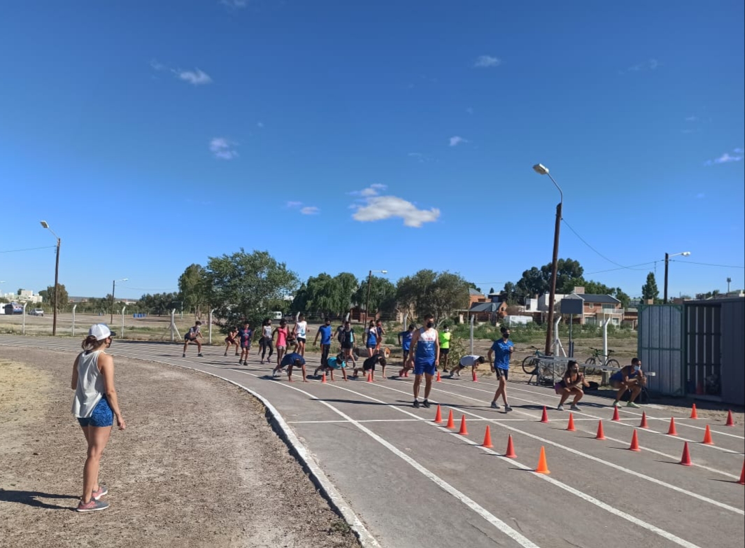 LA ESCUELA MUNICIPAL DE ATLETISMO COMENZÓ LA PRETEMPORADA