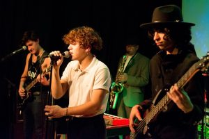 CONTINÚA LA PRESENTACIÓN DE ARTISTAS LOCALES EN LOS PARADORES COSTEROS DE MADRYN