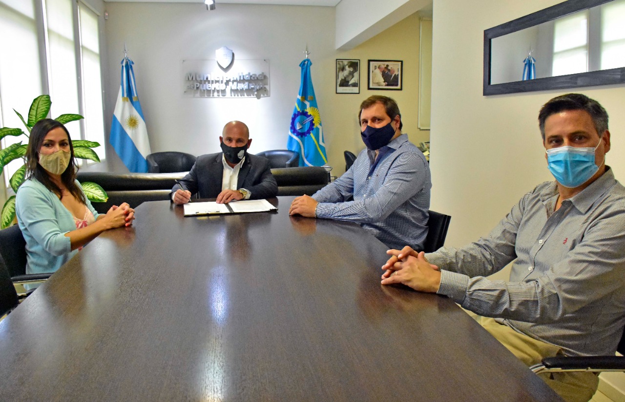 SASTRE FIRMÓ EL CONTRATO PARA LA EJECUCIÓN DE LA RED DE AGUA POTABLE EN EL BARRIO PRESIDENTE PERÓN