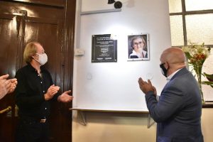 SASTRE IMPUSO EL NOMBRE “ILID LLOYD JONES” AL SALÓN MAYOR DE LA CASA DE LA CULTURA