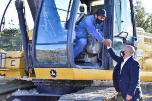 SASTRE RECORRIÓ EL PREDIO EN DONDE COMENZARON A CONSTRUIRSE 43 VIVIENDAS PARA FAMILIAS MADRYNENSES