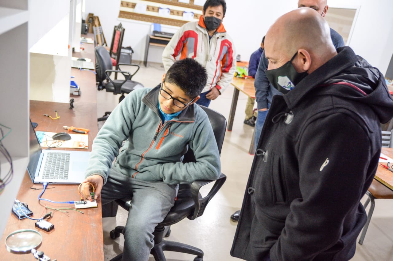 EL INTENDENTE VISITÓ A TRES NIÑOS MADRYNENSES QUE TRABAJAN CREANDO E INNOVANDO CON ROBÓTICA