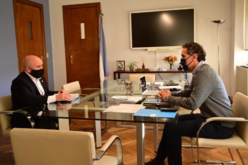 SASTRE SE REUNIÓ CON KATOPODIS EN BUENOS AIRES Y PRESENTÓ UN PLAN PARA PAVIMENTAR 110 CUADRAS EN MADRYN