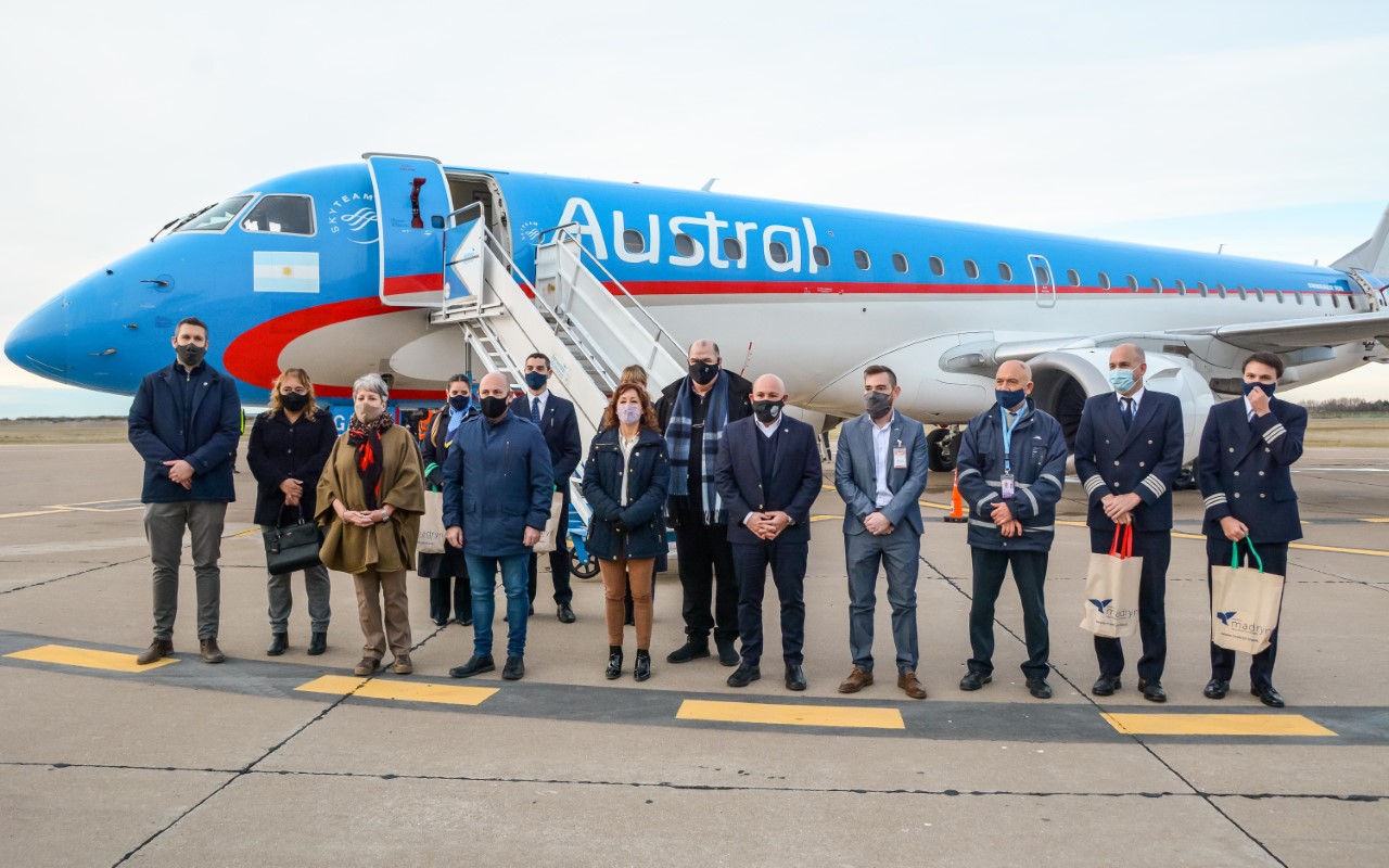 EL VICEGOBERNADOR Y EL INTENDENTE CATALOGARON COMO “HECHO HISTÓRICO” LA LLEGADA DEL PRIMER VUELO DE AEROLÍNEAS ARGENTINAS A MADRYN