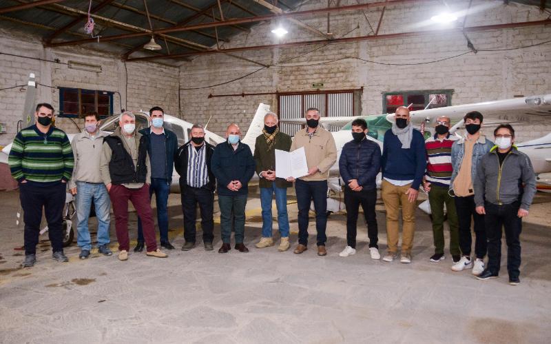EL INTENDENTE ENTREGÓ LA ORDENANZA A TRAVÉS DE LA CUAL EL MUNICIPIÓ LE CEDIÓ UN TERRENO AL AEROCLUB
