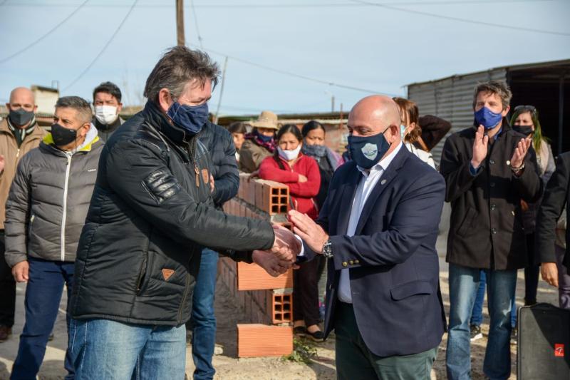SASTRE VISITÓ A QUIENES TRABAJAN EN LA FERIA COSTA AZUL DEL BARRIO PERÓN