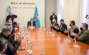EL VICEGOBERNADOR Y EL INTENDENTE ACOMPAÑARON AL GOBERNADOR EN LA FIRMA DEL ACTA PARA QUE MÁS DE 65 TRABAJADORES DE LA EX ALPESCA SE REINCORPOREN A RED CHAMBER