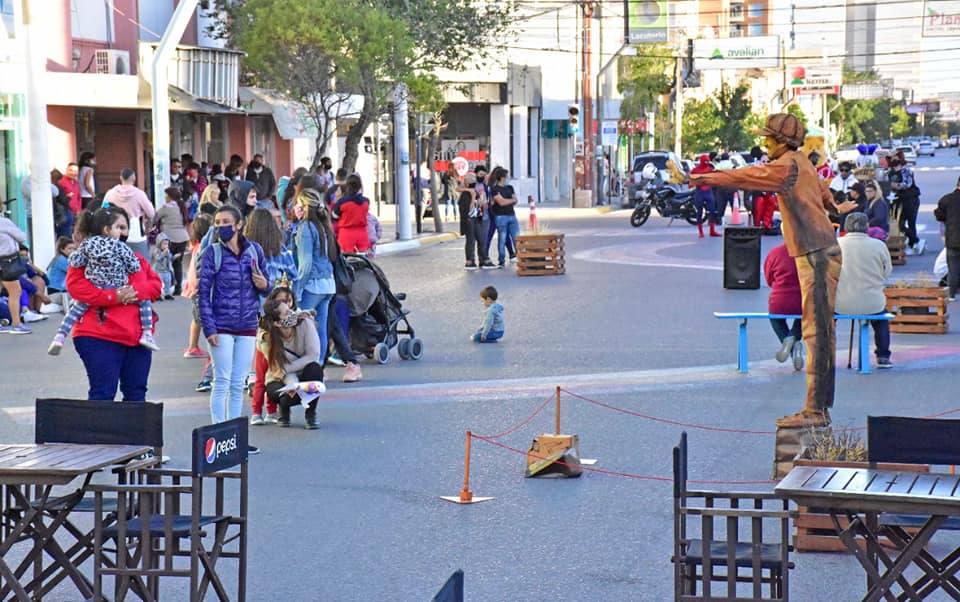 CONVOCATORIA DE ARTISTAS PARA LA PEATONAL