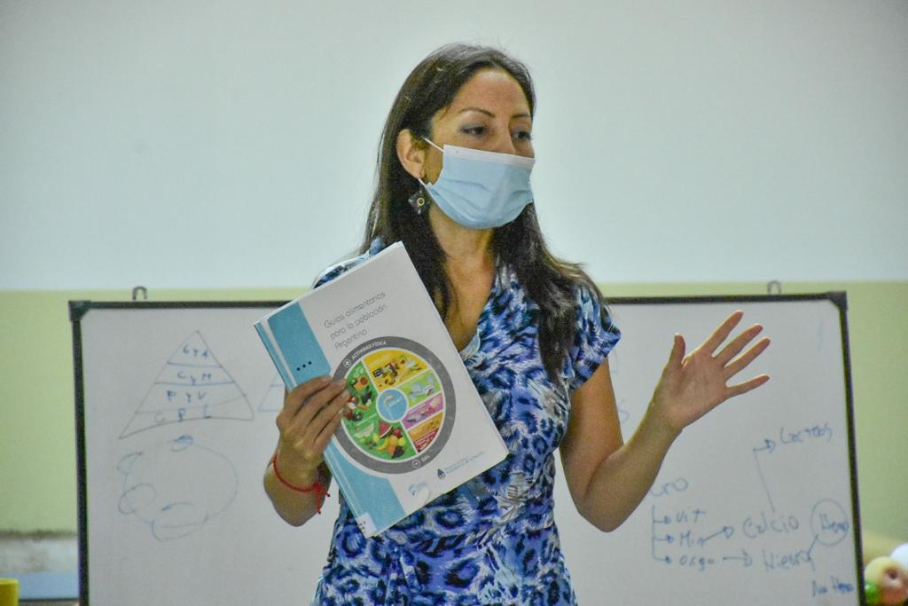 NUEVO CURSO DE MANIPULACIÓN DE ALIMENTOS PARA VECINOS DE LOS BARRIOS GÜEMES, ROQUE AZZOLINA Y MANUEL DEL VILLAR