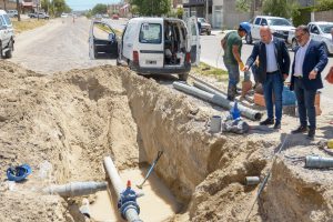 SASTRE RECORRIÓ LAS OBRAS DE BAJADA DE CAÑERÍAS EN LA RED DE AGUA POTABLE QUE SE ESTÁ EJECUTANDO EN MARCELO T. DE ALVEAR Y LAVALLE