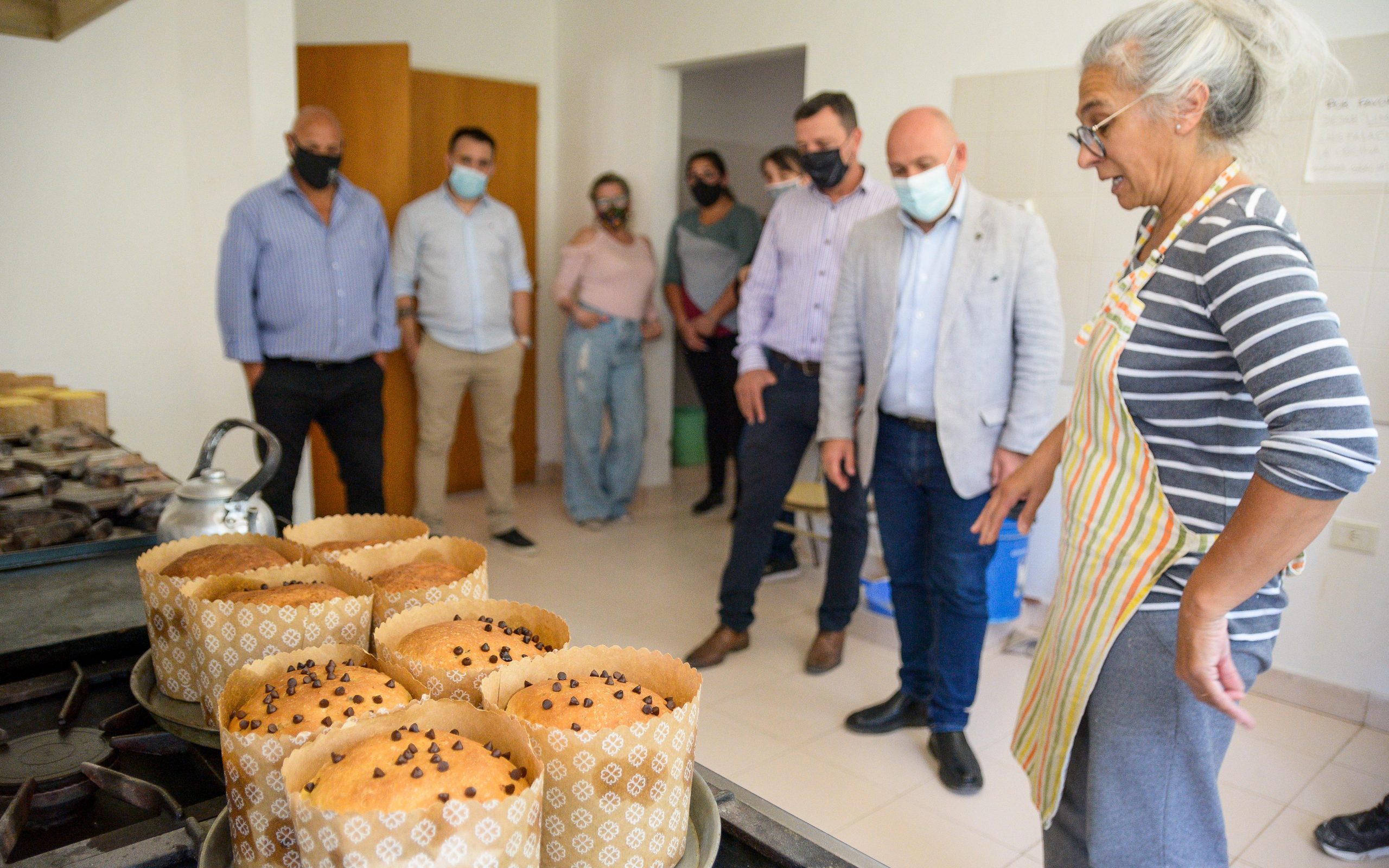 SASTRE VISITÓ LAS COCINAS DEL CEGEBA 2, DONDE SE ELABORAN PAN DULCES PARA LOS MERENDEROS, COMEDORES Y ORGANIZACIONES SOCIALES